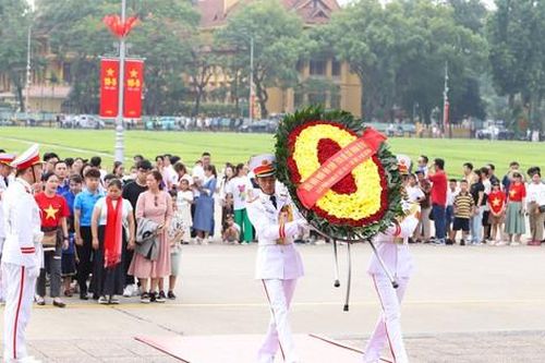 Hàng ngàn người dân xếp hàng dài vào Lăng viếng Chủ tịch Hồ Chí Minh