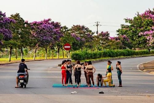 Phạt hành chính nhóm yoga nằm, ngồi giữa đường chụp hình
