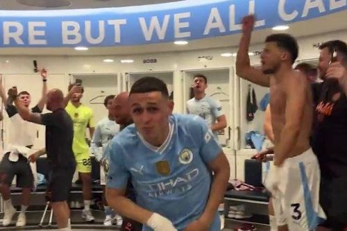 Man City mở hội tưng bừng trong phòng thay đồ