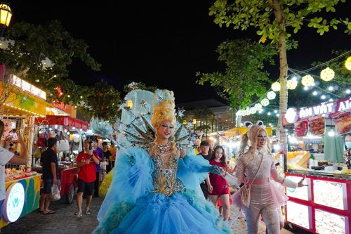 Show LGBTQ 'Xúng xính' gây sốt tại chợ đêm Vui Phết, Phú Quốc