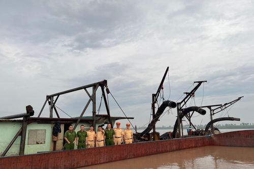Bị 'đánh úp' trên sông, 4 tàu 'cát tặc' lợi dụng đêm tối để tiêu hủy chứng cứ