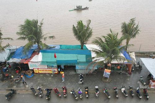 Người dân lấn bờ kè, dựng hàng loạt lều quán để kinh doanh
