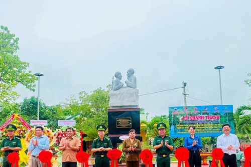 Đồn Biên phòng Sê Rê Pốk: Khánh thành tượng đài 'Bác Hồ với chiến sĩ Biên phòng'