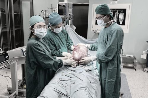Khối u khổng lồ trong cơ thể bé gái 12 tuổi