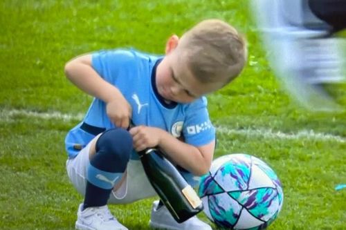 Con trai Foden gây chú ý trong lễ nâng cúp của Man City