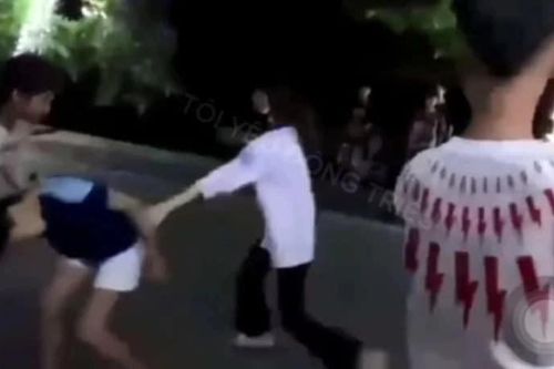 Nữ sinh bị đánh hội đồng, lột quần áo