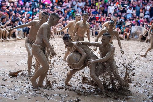 Thanh niên đóng khố tắm bùn tranh cầu trong lễ hội làng Vân