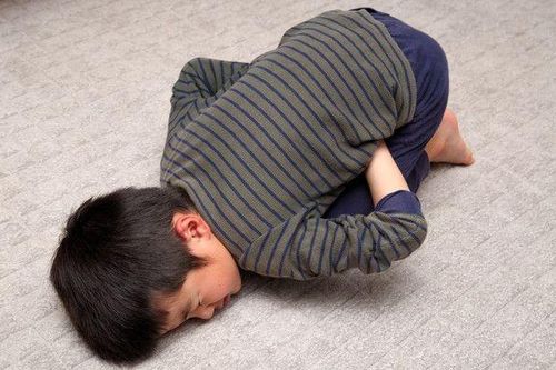 Làm gì khi bé bị đau bụng?