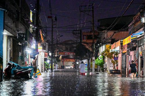TP.HCM mưa xối xả từ chiều đến tối, cống thoát nước lại bung