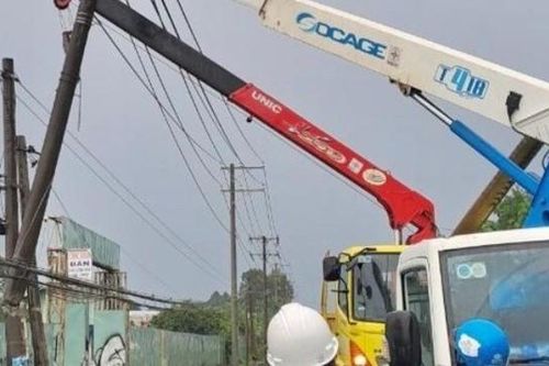 Tai nạn giao thông mới nhất 20/5/2024: xe tải khiến gần 1.000 hộ dân mất điện