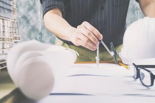 Có được tham gia thiết kế và giám sát cho cùng một dự án?