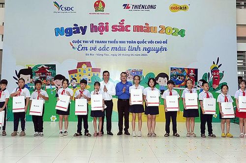 Trao hàng trăm phần quà tặng học sinh tại 'Ngày hội sắc màu' năm 2024