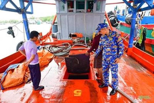 Hải đoàn Biên phòng 18 bắt giữ tàu vận chuyển dầu DO không có giấy tờ hợp lệ