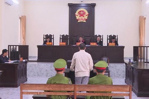 Tuyên án 9 năm tù kẻ vào trụ sở đuổi chém cán bộ Công an