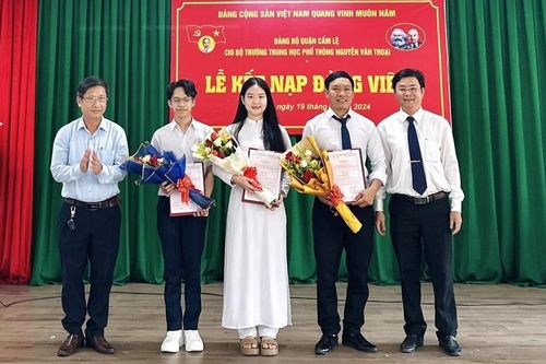 Kết nạp Đảng cho 2 học sinh Trường THPT Nguyễn Văn Thoại