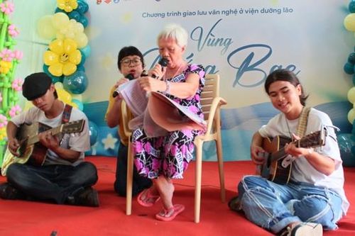 Khi người trẻ 'gom nắng' về nhà dưỡng lão