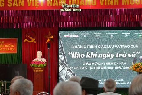 Ký: Đầu súng trăng treo - Sinh viên trường Báo hướng về những người có công với đất nước