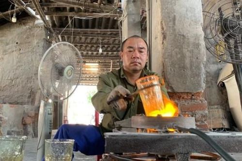 Những người giữ lửa ở làng thủy tinh Xối Trì