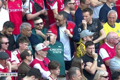 Cổ động viên Arsenal thất thần khi nghe tin Man City đăng quang Ngoại hạng Anh