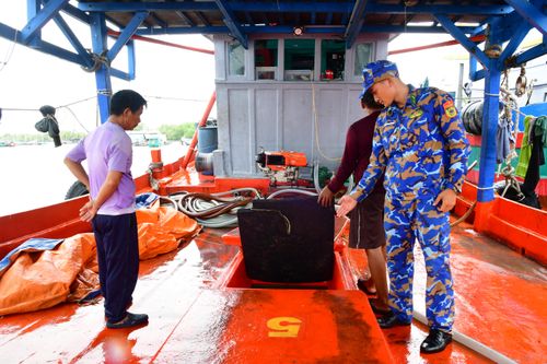 Tạm giữ phương tiện vận chuyển 45.000 lít dầu DO không rõ nguồn gốc