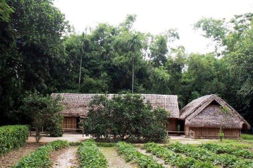 Đến với bài thơ hay: Thắm tình nước non