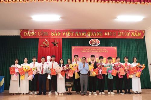 Kết nạp Đảng 13 đoàn viên ưu tú ở trường miền núi Quảng Trị