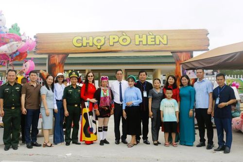 Trên 11 nghìn lượt khách đến với Lễ hội hoa sim biên giới Móng Cái 2024