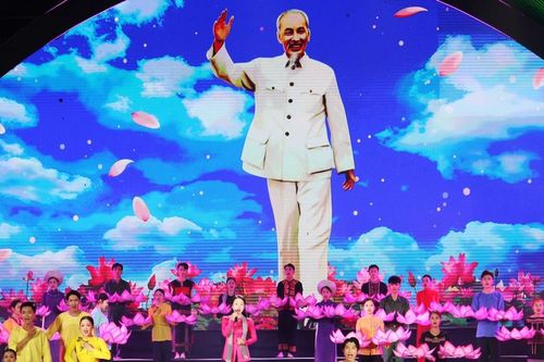 Đặc sắc chương trình nghệ thuật 'Từ Làng Sen đến Thành phố Hồ Chí Minh'