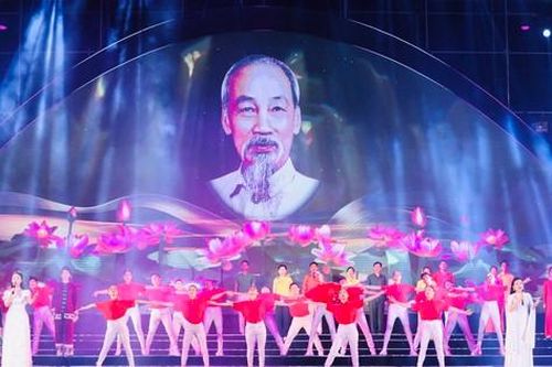 Chương trình nghệ thuật đặc biệt 'Từ Làng Sen đến Thành phố Hồ Chí Minh'