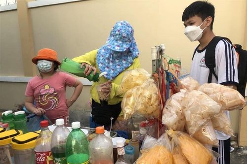 Hàng rong bủa vây cổng trường - Kỳ 1: Bất an nguồn gốc