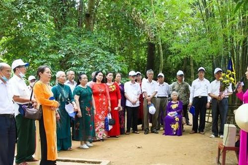 Kể chuyện Bác với cả thế giới