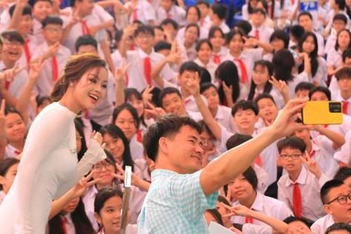 Náo nức tìm hiểu môi trường với NSND Xuân Bắc, Á hậu Đào Hiền