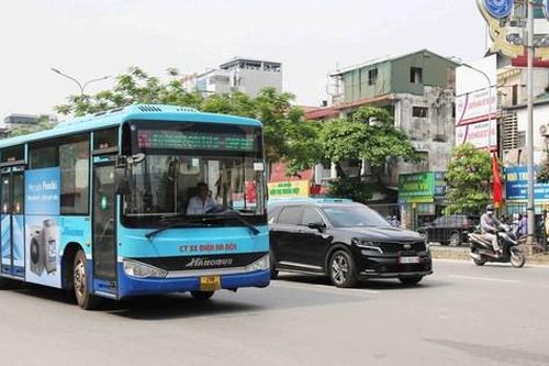 Nhiều lái xe buýt Hà Nội chạy ẩu, vi phạm giao thông