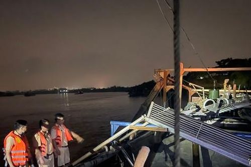 Bị cảnh sát kiểm tra, tàu chở cát trái phép bỏ chạy để hủy chứng cứ
