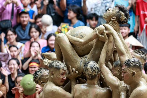 Màn cướp cầu quyết liệt trên sân bùn lầy của 16 thanh niên trai tráng
