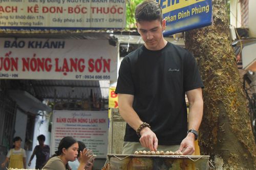 Chàng Tây thoăn thoắt nướng nem lụi, rao bán bánh xèo ở vỉa hè Hà Nội