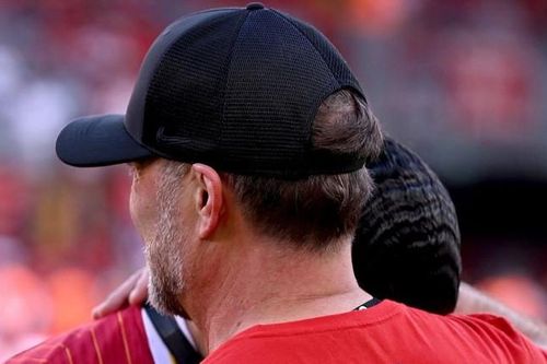 Van Dijk bật khóc, ôm chặt Jurgen Klopp trong khoảnh khắc chia tay