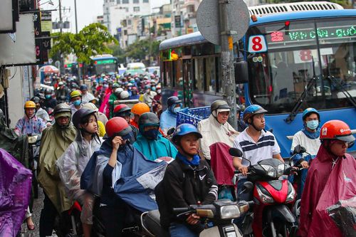 Nhiều tuyến đường TPHCM kẹt cứng, nghìn người 'ngộp thở' đi làm sáng đầu tuần