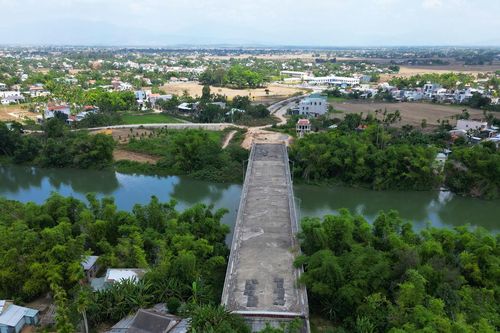 Loạt cây cầu trăm tỷ xây xong 'đắp chiếu', Quảng Nam chỉ đạo khẩn