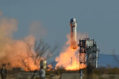 Công ty Blue Origin lập kỷ lục đưa người cao tuổi nhất bay vào vũ trụ
