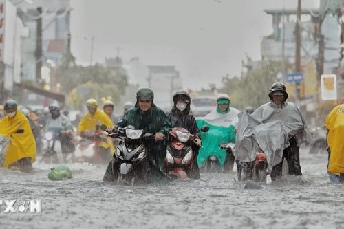 Hình ảnh đường phố thành 'biển nước' sau cơn mưa lớn giờ tan tầm