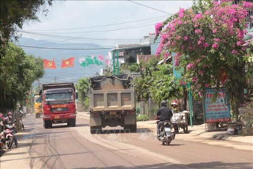 Thi công cao tốc gây bụi bẩn, tiếng ồn, ảnh hưởng cuộc sống người dân