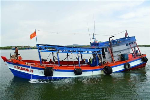 Hải đoàn Biên phòng 18 bắt tàu vận chuyển hơn 45.000 lít dầu không rõ nguồn gốc