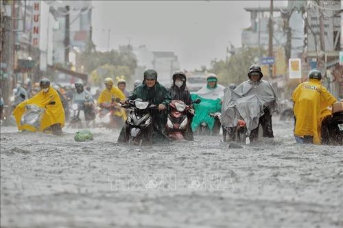 TP Hồ Chí Minh: Mưa lớn ngay giờ tan tầm, nhiều tuyến đường ngập sâu