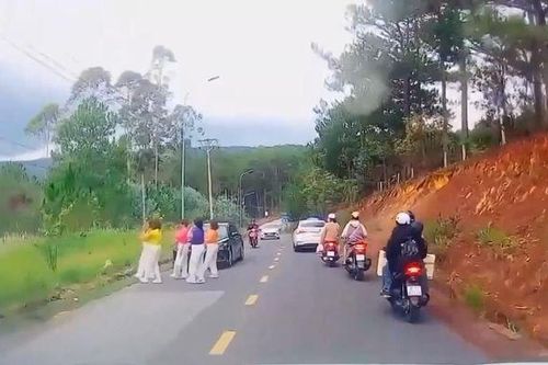Công an Đà Lạt xử lý nhóm phụ nữ dừng ô tô, nhảy múa giữa đường