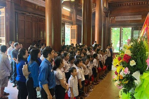 Hơn 7 vạn người về làng Sen nhân dịp sinh nhật Bác