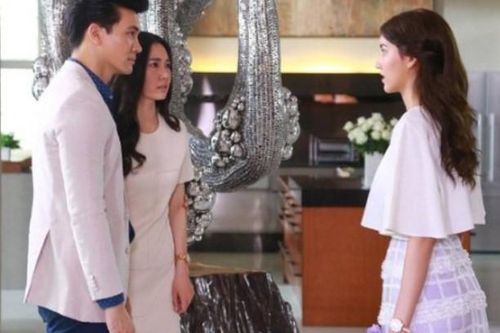 Đưa con gái đi mua sắm vô tình gặp mẹ chồng cũ, bà dúi vàng vào tay con bé khiến tôi hốt hoảng