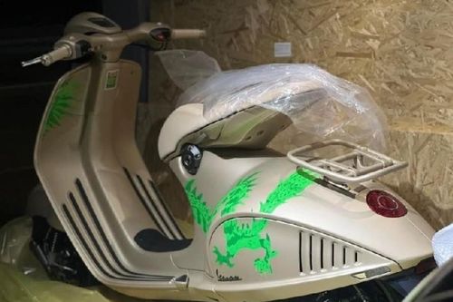 Xe tay ga Vespa 946 'rồng xanh' về Việt Nam hét giá đến 700 triệu đồng
