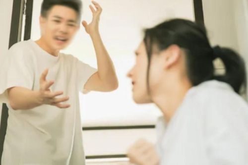 Chồng không muốn vợ mặc đẹp khi đi họp lớp, tưởng anh ghen hóa ra nguyên nhân lại bất ngờ hơn: Hệ quả của xuất thân nghèo khó