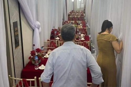 Đám cưới được tổ chức tại hành lang chung cư khiến dân tình ngỡ ngàng